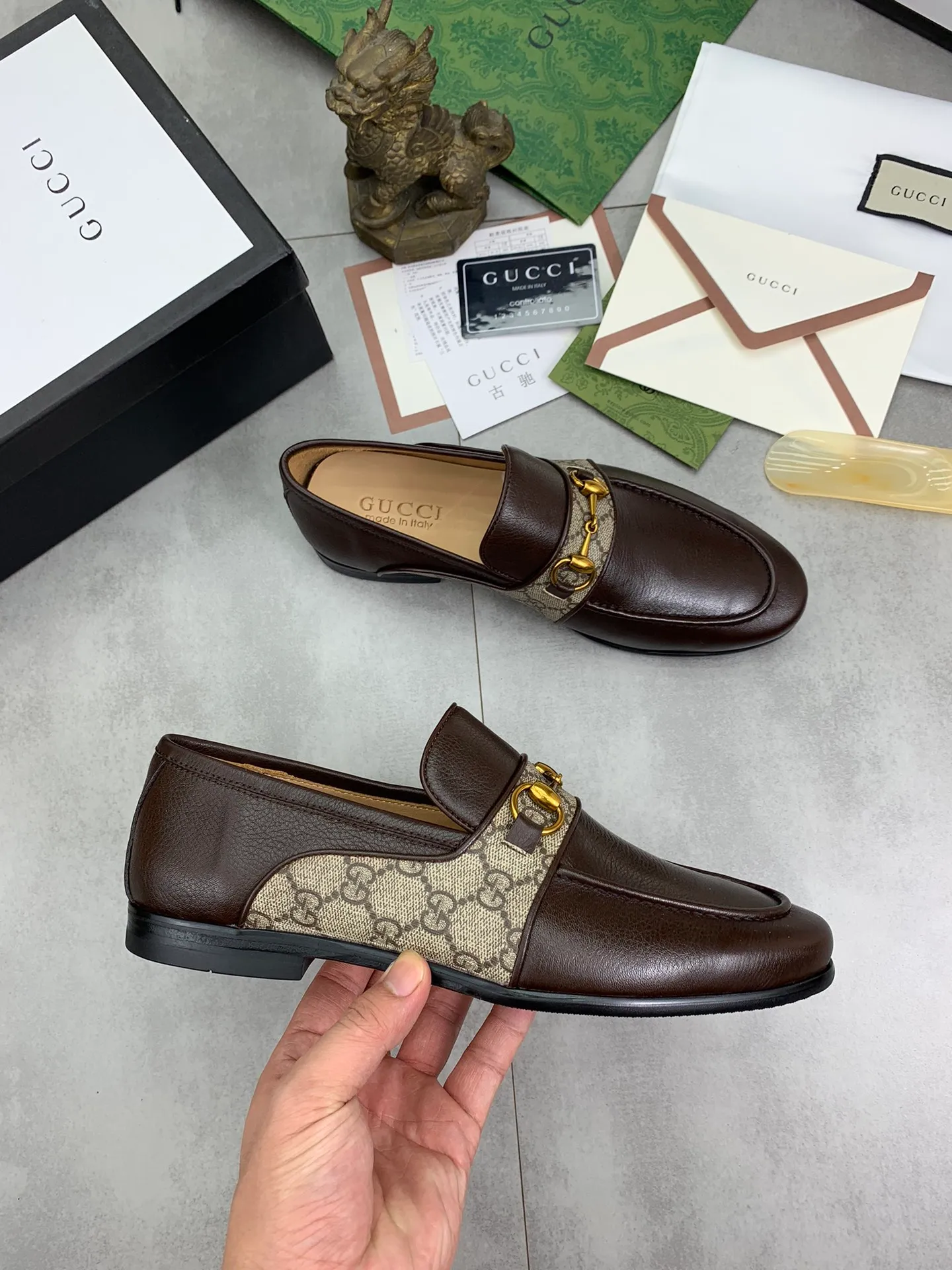 Men's shoes 💰P580 💰[New model] Genuine leather outsole series 🆘Water-dyed cow lining [GUCCI] Gucci leather shoes, top purchasing men's 2023 counters are on sale simultaneously, top-grade original calfskin imported from Italy ➕ first-layer cowhide lining) original factory special original sole, fine workmanship, impeccable 👍 You can go in and out of the counter at will; the real thing is super beautiful, code number: 38 to 45 black Brown 🉑️Choose a full set of packaging at the counter